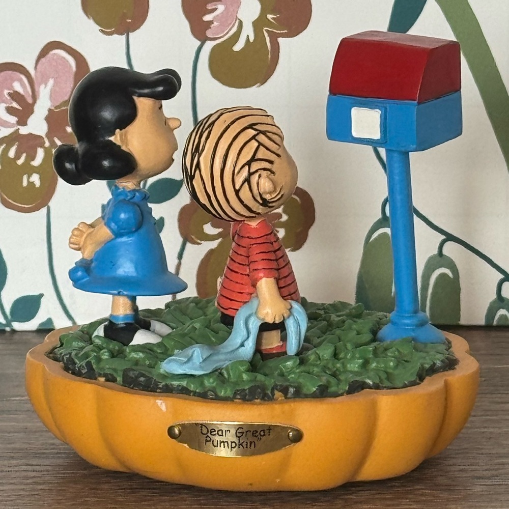 Hawthorne Village Peanuts "It's the Great Pumpkin” figurine “Dear Great Pumpkin”